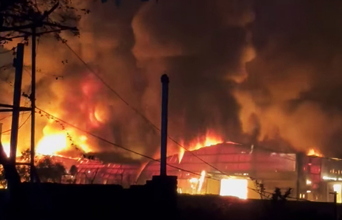 Khu xưởng nhựa tại xã Việt Yên, tỉnh Hưng Yên cháy dữ dội.