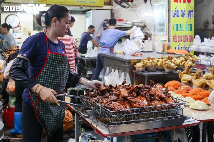 Chủ một quầy hàng bán gà cúng tại chợ Hàng Bè nói: “Chúng tôi huy động lượng lớn nhân sự để phục vụ khách trong dịp này. Nhiều ngày nay, mọi quầy hàng đều bắt đầu nổi lửa từ 3h sáng”.