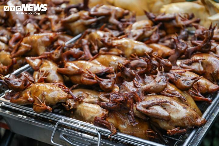 Giá các món nấu sẵn khác cũng không biến động. Chim quay đang được bán 100.000 đồng/con.