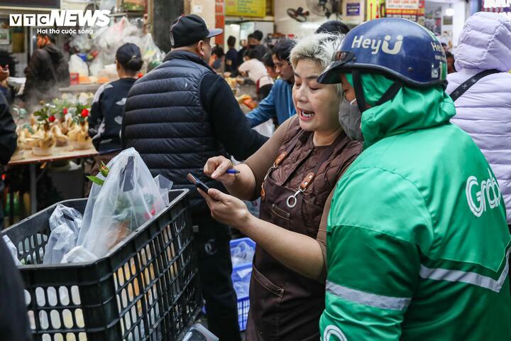 Giá đồ lễ cúng ông Công ông Táo rẻ hơn mọi năm, người Hà Nội tấp nập mua - 16