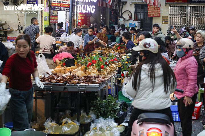 Từ sáng sớm nay (10/2, tức 23 tháng Chạp), chợ Hàng Bè (phường Hoàn Kiếm, Hà Nội) đã nhộn nhịp người dân đến mua sắm đồ lễ, chuẩn bị cho mâm cúng ông Công ông Táo.