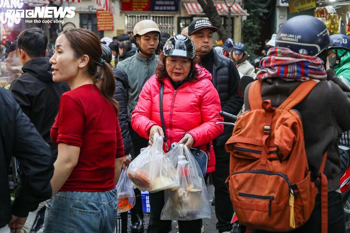 Giá đồ lễ cúng ông Công ông Táo rẻ hơn mọi năm, người Hà Nội tấp nập mua - 19