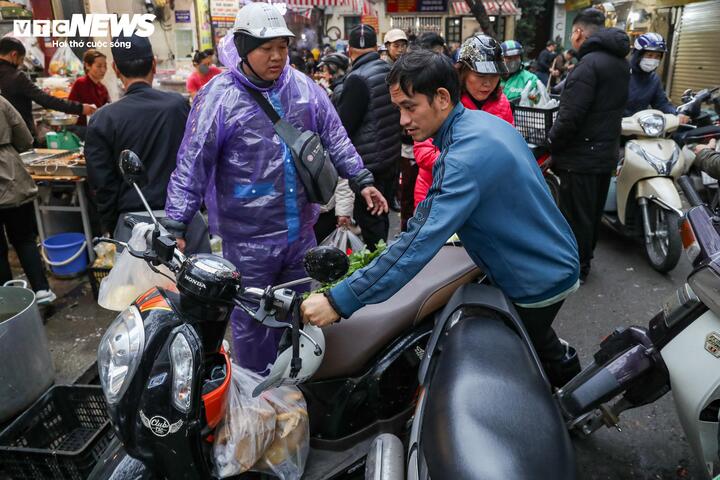 Một shipper nói: “Hôm nay tôi bắt đầu đi giao hàng từ 4h sáng. Số lượng đơn rất nhiều, từ sáng đến giờ đã phải hơn chục đơn rồi”.