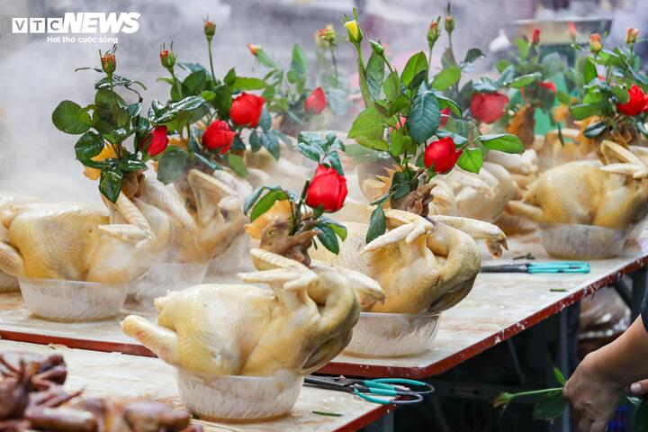 Theo ghi nhận, giá gà sống dao động 120.000 - 150.000 đồng/kg, gà mổ sẵn khoảng 170.000 - 190.000 đồng/kg. Trong khi đó, gà ngậm hoa hồng (2 - 4 kg) có giá từ 500.000 - 800.000 đồng/con. Mức giá này không biến động so với năm ngoái, thậm chí có cửa hàng còn bán rẻ hơn.