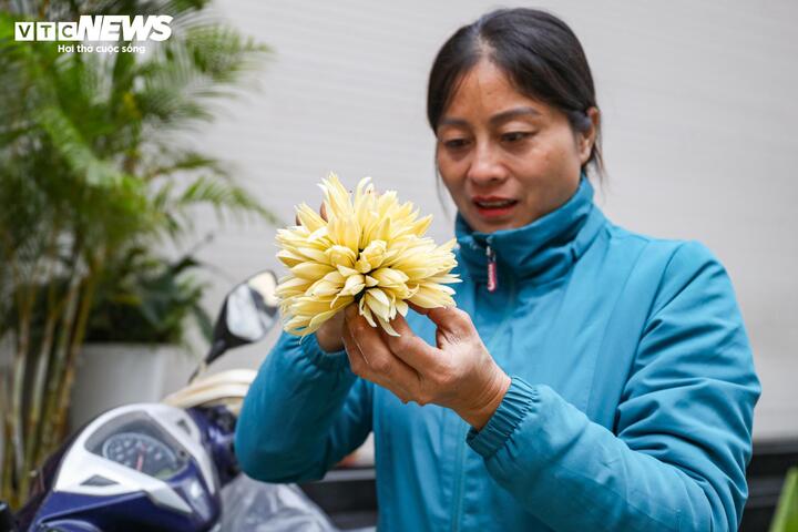 Chị Thắm - người bán hoa - chia sẻ: “Năm nay Tết muộn, thời tiết nóng nên có nhiều loại hoa như hoa bưởi, mộc lan, giá cũng rẻ hơn mọi năm”.