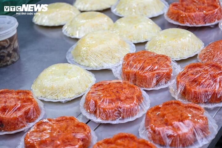 Các loại xôi gấc, xôi vò có giá 40.000 - 50.000 đồng/đĩa.