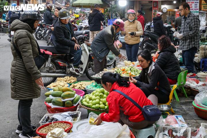 Các loại rau xanh hôm nay cũng không tăng giá: su hào giá 5.000 - 8.000 đồng/củ, súp lơ xanh 8.000 - 12.000 đồng/chiếc, cà rốt 10.000 - 15.000 đồng/kg, dưa chuột 13.000 - 15.000 đồng/kg, xà lách khoảng 25.000 đồng/kg…Tiểu thương cho biết, nhìn chung, mức giá tương đương ngày thường và rẻ hơn năm ngoái vài giá.