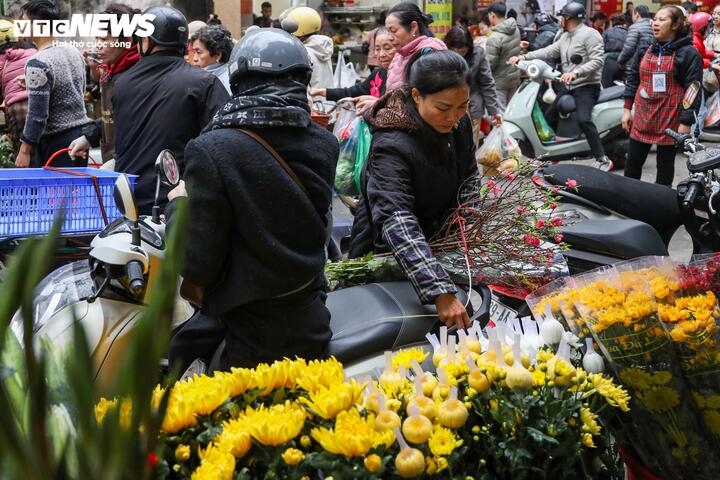 Các cành đào nhỏ, gọn nhẹ, phù hợp bày trên bàn thờ trong dịp cúng Táo quân cũng được tiểu thương bày bán với giá hợp lý từ 50.000 - 150.000 đồng/cành.