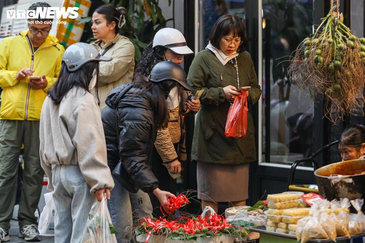 Giá đồ lễ cúng ông Công ông Táo rẻ hơn mọi năm, người Hà Nội tấp nập mua - 15