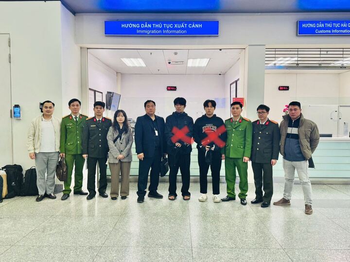 Công an tỉnh Bắc Ninh phối hợp với Văn phòng Cơ quan Cảnh sát điều tra, Bộ Công an bàn giao hai đối tượng truy nã quốc tế (đánh dấu X) cho cơ quan chức năng của Hàn Quốc. (Ảnh: Công an Bắc Ninh).