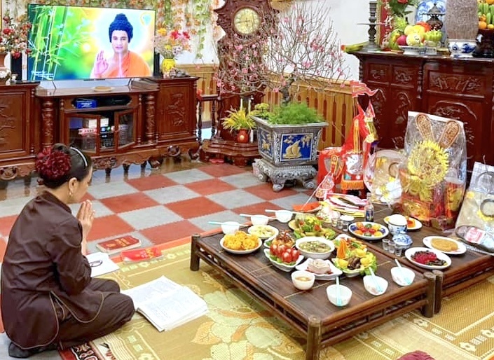 Mâm cúng tất niên theo phong tục nên đặt trong nhà. (Ảnh: Hương Giang)