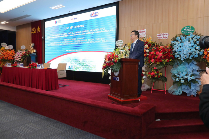 Đại diện nhà thầu phát biểu.