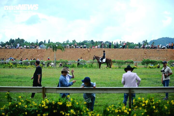 Khi hoàn thành và đi vào hoạt động, ba dự án lớn gồm Trường đua ngựa, đua chó Thiên Mã – Madagui – Câu lạc bộ Polo và ngựa biểu diễn; Trung tâm nuôi – huấn luyện ngựa đua và du lịch Đạ Huoai; cùng dự án sân golf dự kiến tạo việc làm cho khoảng 3.000 lao động. Không chỉ đóng góp nguồn thu ngân sách, các dự án này còn hình thành hệ sinh thái du lịch – thể thao – giải trí đa dạng, góp phần kéo dài thời gian lưu trú của du khách, nâng cao chất lượng chi tiêu và tăng sức cạnh tranh cho du lịch Lâm Đồng trong bối cảnh thị trường ngày càng đòi hỏi những sản phẩm mới, khác biệt và giàu trải nghiệm.