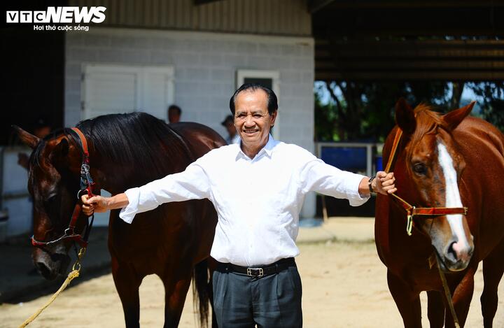 Ông đã tự bỏ tiền túi mua 700 chú ngựa đua trên khắp thế giới về nuôi tại đây. Ông cho rằng, bộ môn cưỡi ngựa thể thao đã được khu vực Đông Nam Á đưa vào chương trình thi đấu SEA Games từ nhiều năm nay và ngày càng phổ biến. Trong khi đó, Việt Nam – dù có phong trào cưỡi ngựa đang hình thành – vẫn liên tục vắng bóng tại sân chơi khu vực. Đây là điều mà ông đau đáu suốt những năm tháng qua. Ông mong muốn, một ngày nào đó được nhìn thấy những chú ngựa đua của mình được đại diện cho đất nước thi đấu với những chú ngựa đua khác trên toàn thế giới.