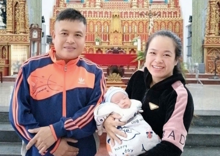 Nụ cười hạnh phúc của anh Nho và chị Ngọ sau hành trình dài đã đón được con yêu.