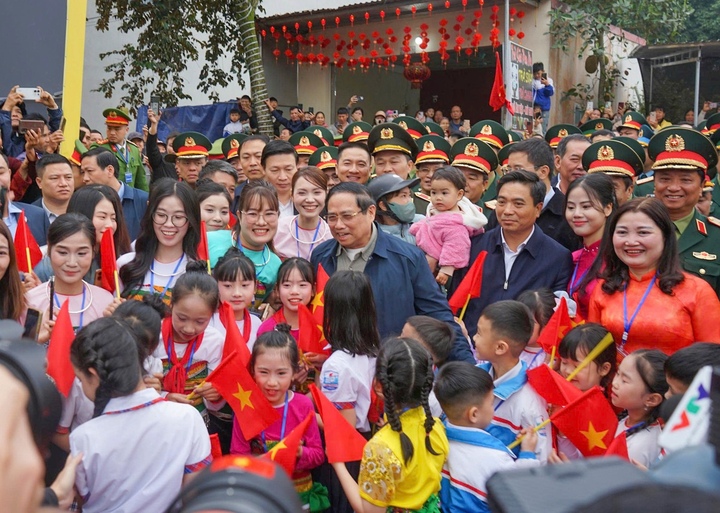 Thủ tướng Phạm Minh Chính thăm hỏi, động viên các em học sinh tại buổi lễ
