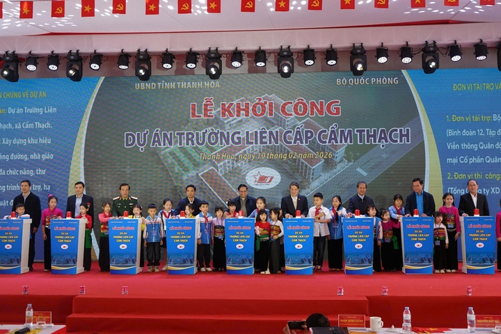 Thủ tướng Phạm Minh Chính và lãnh đạo Trung ương cùng tỉnh Thanh Hóa nhấn nút khởi công dự án.