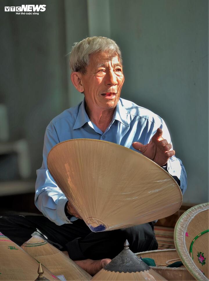 Ông Đỗ Văn Lan, nghệ nhân lớn tuổi nhất và có kinh nghiệm nhất tại làng nghề nón ngựa Phú Gia.