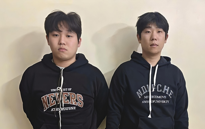 Đối tượng truy nã đỏ quốc tế Sim Hyeonjoon và Jo Jungwoo (từ trái qua phải). (Ảnh: Công an Bắc Ninh).