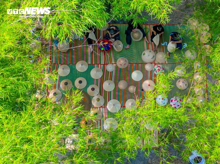 Làng nghề nón ngựa Phú Gia (xã Xuân An, tỉnh Gia Lai) hơn 300 tuổi vẫn được các nghệ nhân bảo tồn và duy trì dưới bóng tre làng.