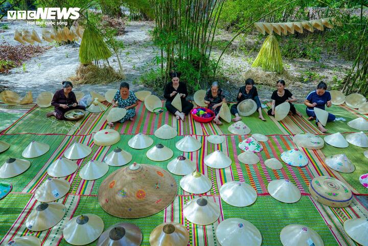 Làng nghề nón ngự Phú Gia đang từng bước bảo tồn, phát huy di sản gắn với phát triển du lịch.