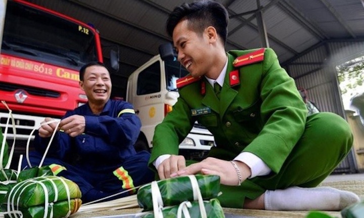 Tết của người lính cứu hỏa bên bánh chưng xanh.