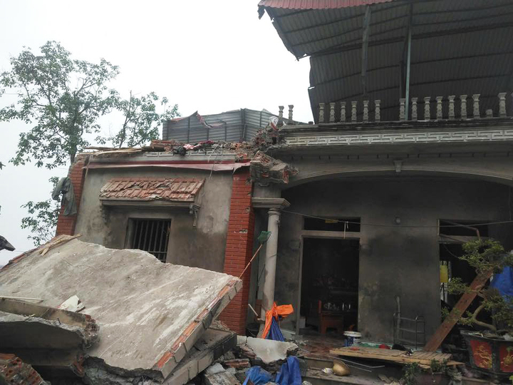 Hiện trường vụ sập tầng 2 ngôi nhà sau tiếng nổ lớn. (Ảnh: Xuân Hoa)