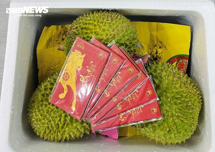 Sầu riêng được mua làm quà biếu Tết.