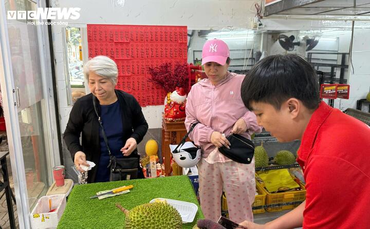Việt kiều về nước ăn Tết là nhóm khách tăng mạnh dịp cuối năm, nhiều người mua sầu riêng để ăn liền hoặc cấp đông dùng trong những ngày Tết.
