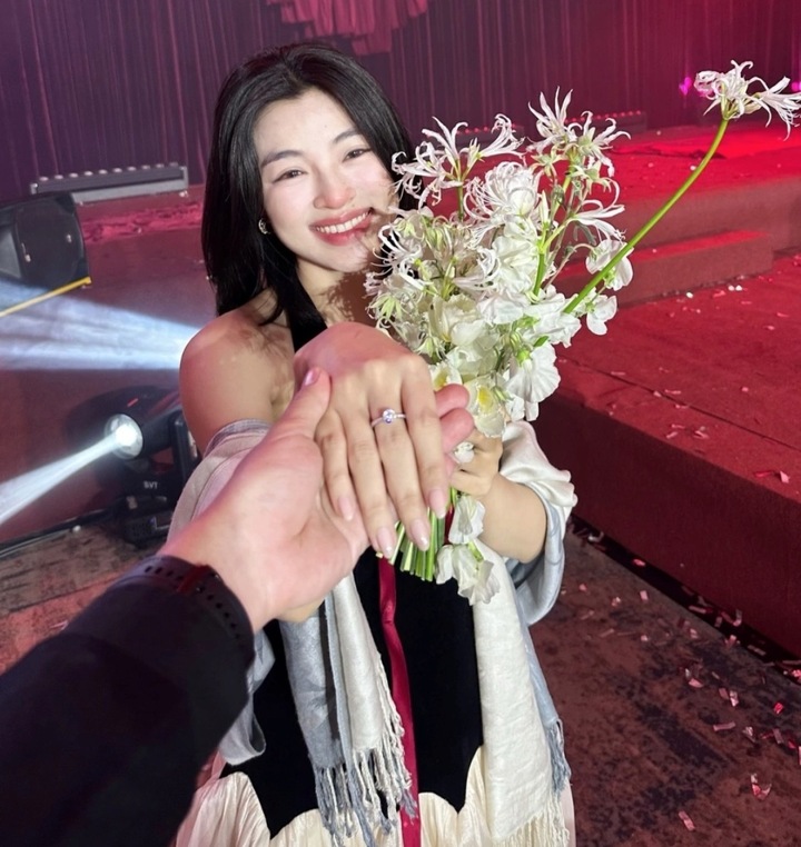 Diễn viên Lan Thy vừa nhận lời cầu hôn từ bạn trai Dustin Tiêu trong tiệc cưới em họ. Trên trang cá nhân, cô đăng tải khoảnh khắc ngọt ngào, cho biết bản thân bất ngờ trước lời cầu hôn từ người yêu. Trong khi đó, Dustin Tiêu nhắn nhủ với mọi người: “Em cảm ơn lời chúc phúc của tất cả mọi người. Do vẫn đang tận hưởng niềm vui nên em xin phép được trả lời từng lời chúc trong ngày mai”.