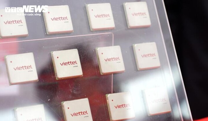 Chip Viettel trưng bày tại lễ khởi công xây dựng nhà máy chế tạo chip bán dẫn ngày 16/1. (Ảnh: Hùng Cường)