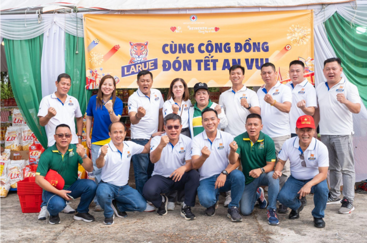 Đội ngũ nhân viên HEINEKEN Việt Nam chung tay mang Tết an vui đến với bà con.