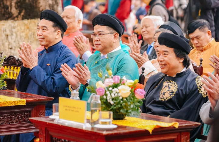 Ông Nguyễn Anh Tuấn - Phó Tổng Giám đốc Tập đoàn Sovico (trái) và ông Nguyễn Vũ Anh Tú – Tổng giám Đốc Công ty Phú Long (giữa) – đại diện đơn vị đồng hành tổ chức đường hoa tham dự chương trình.