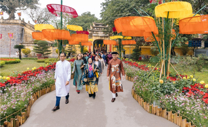 Ông Jonathan Wallace Baker – Trưởng đại diện UNESCO tại Việt Nam (ngoài cùng bên phải) cùng đại diện Các đại sứ, phu nhân đại sứ tham quan và bày tỏ thích thú với đường hoa “Bình Minh Khát Vọng” tại Hoàng Thành Thăng Long.