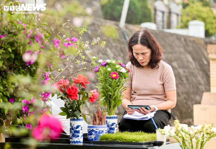 Khác với tảo mộ, lễ tạ mộ cuối năm là dịp con cháu bày tỏ lòng biết ơn thần linh và tiên tổ, cầu mong một năm mới sum vầy, an lành. (Ảnh: Đắc Huy)