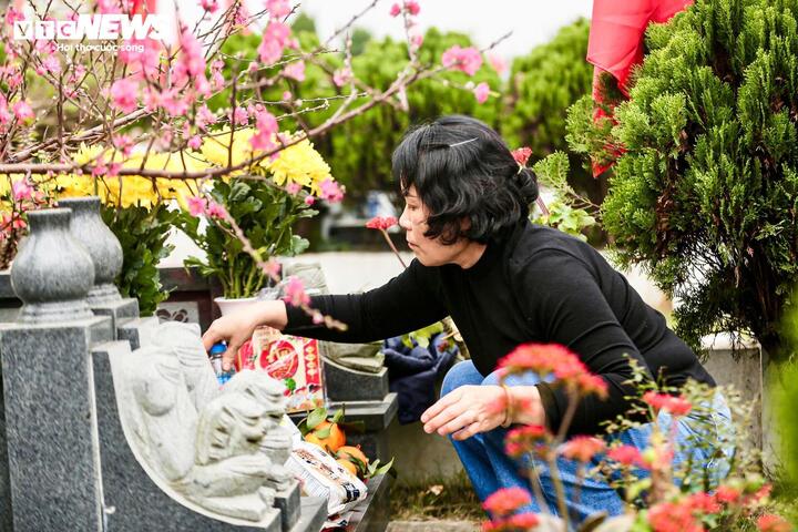 Tạ mộ cuối năm là nghi thức mang ý nghĩa tri ân tổ tiên, thể hiện đạo lý uống nước nhớ nguồn, được nhiều gia đình thực hiện trước Tết Nguyên đán. (Ảnh: Đắc Huy)