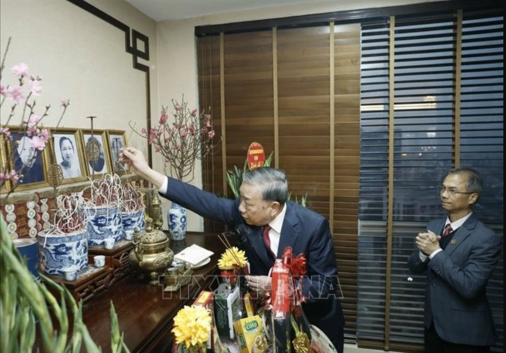 Tổng Bí thư Tô Lâm thắp hương tưởng niệm Tổng Bí thư Trường Chinh. (Ảnh: Thống nhất/TTXVN)