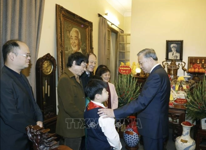 Tổng Bí thư Tô Lâm dâng hương tưởng nhớ, bày tỏ lòng biết ơn vô hạn đối với Đại tướng Võ Nguyên Giáp và thăm hỏi thân nhân Đại tướng. (Ảnh: Thống nhất/TTXVN)