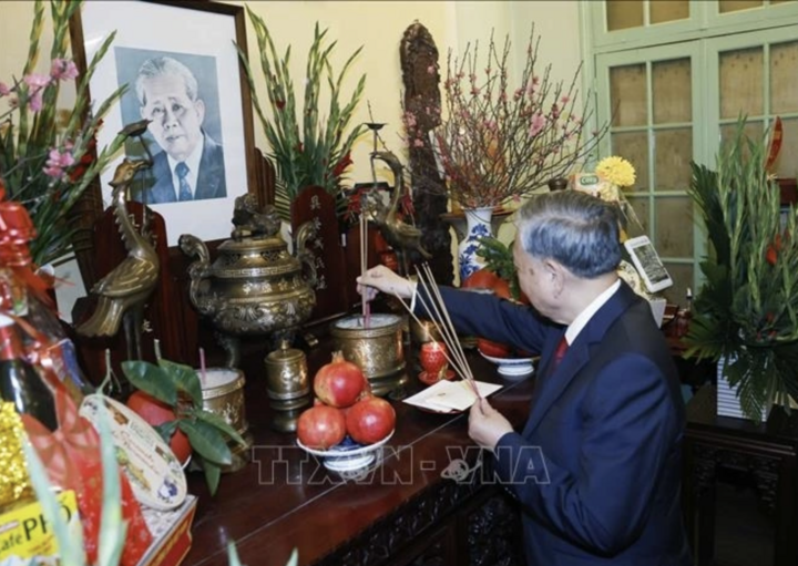 Tổng Bí thư Tô Lâm thắp hương tưởng niệm Tổng Bí thư Lê Duẩn. (Ảnh: Thống nhất/TTXVN)