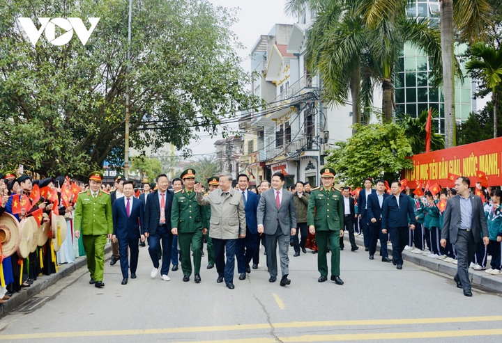 Tổng Bí thư cùng đoàn đại biểu tại phường Phù Khê, tỉnh Bắc Ninh.