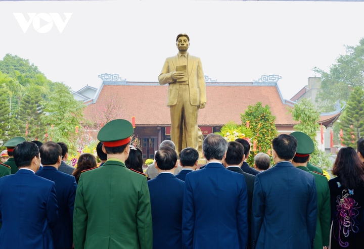 Tổng Bí thư cùng đoàn đại biểu dâng hương tại Khu lưu niệm Tổng Bí thư Nguyễn Văn Cừ (phường Phù Khê, tỉnh Bắc Ninh).