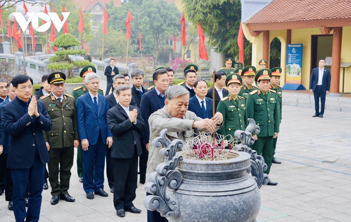 Tổng Bí thư dâng hương tại khu tưởng niệm Tổng Bí thư Nguyễn Văn Linh (xã Nguyễn Văn Linh, tỉnh Hưng Yên).