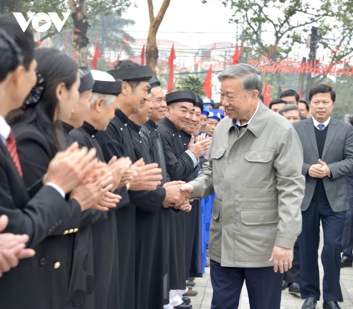 Tổng Bí thư cùng đoàn đại biểu thăm hỏi người dân tại xã Nguyễn Văn Linh, tỉnh Hưng Yên.