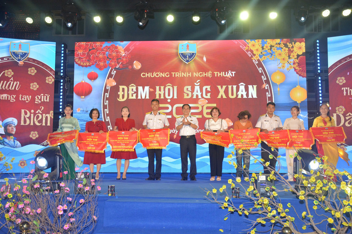 Ban tổ chức trao giải hội thi bánh chưng xanh, trang trí Tết tặng các đội.