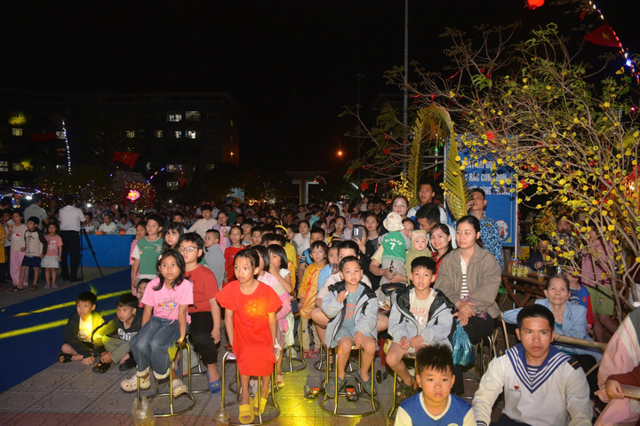 Đông đảo cán bộ, chiến sĩ và Nhân dân tham dự chương trình.