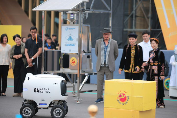 Robot "make in Việt Nam" đang từng bước đi vào đời sống, từ cứu hộ, cứu nạn, du lịch thông minh đến dịch vụ công và bảo đảm an ninh. (Ảnh: Bộ KH&CN)