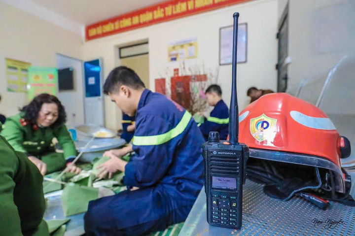 Chiếc bộ đàm luôn bên cạnh cán bộ, chiến sĩ phòng cháy chữa cháy và cứu nạn cứu hộ.