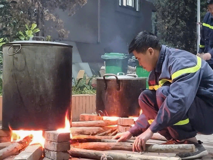 Cảnh sát Phòng cháy chữa cháy và cứu nạn cứu hộ nấu bánh chưng đón Tết tại đơn vị.