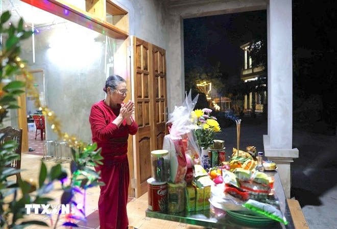 Cúng giao thừa ngoài trời hay trong nhà trước là thắc mắc của nhiều gia đình mỗi dịp Tết. (Ảnh: TTXVN)