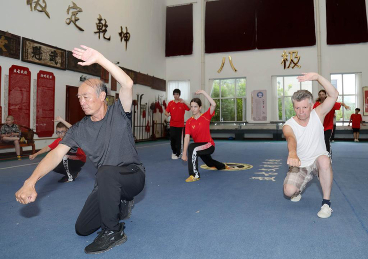 Yevgeny Ovchennikov (áo trắng) được võ sư Lưu Liên Quân chỉ dạy